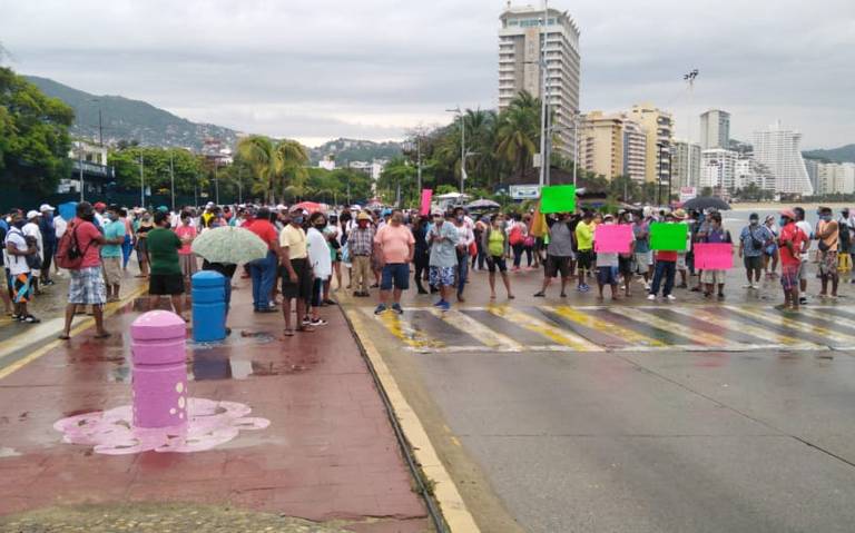 Prestadores de servicios bloquean la costera Miguel Alemán