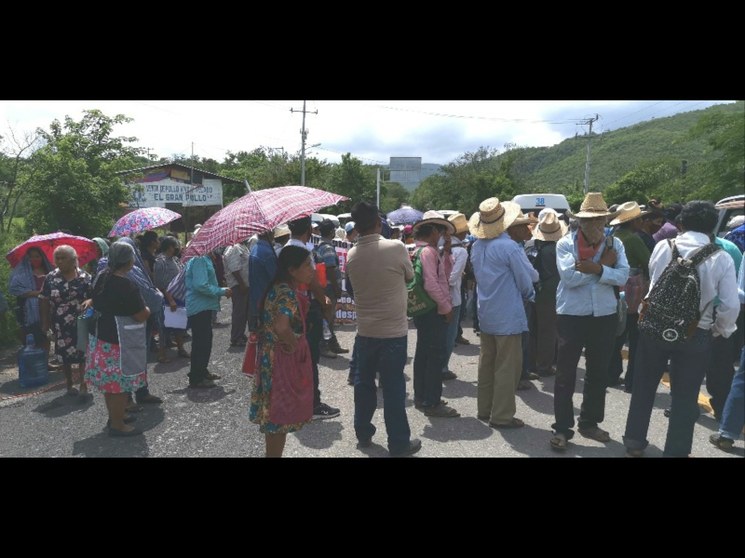 Campesinos de Guerrero bloquean carretera en demanda de fertilizante