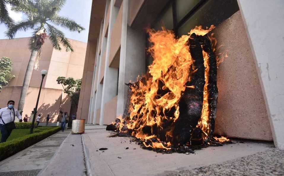 Normalistas de Ayotzinapa queman instalaciones de Congreso de Guerrero