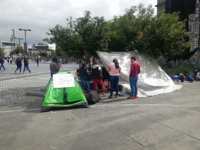 Maestros de Guerrero instalan plantón en el Zócalo