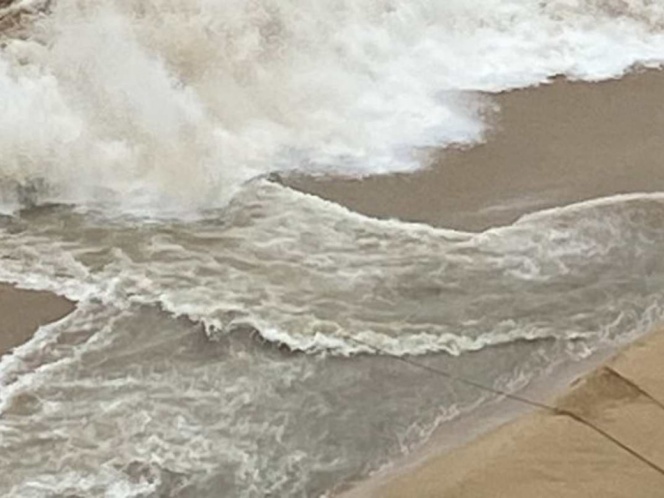 Captan nueva descarga de aguas negras en playa de Acapulco