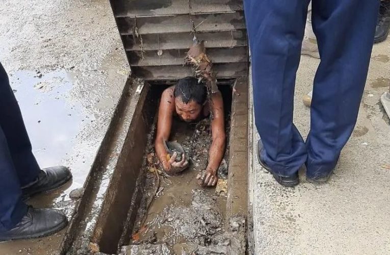 Policía rescata a dos indigentes atorados en una alcantarilla de Guerrero