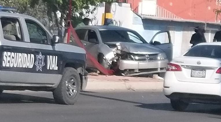 Choca contra poste en la Vicente Guerrero