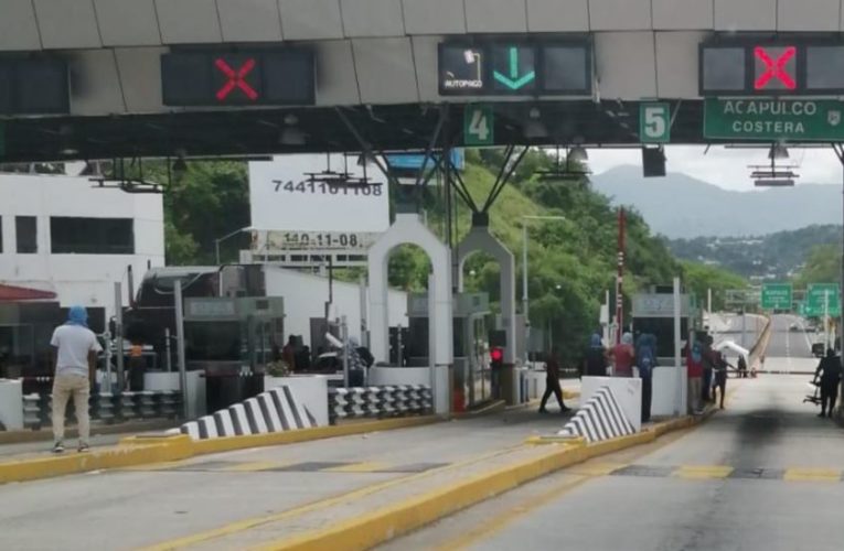 Normalistas de Ayotzinapa toman caseta de La Venta, Guerrero