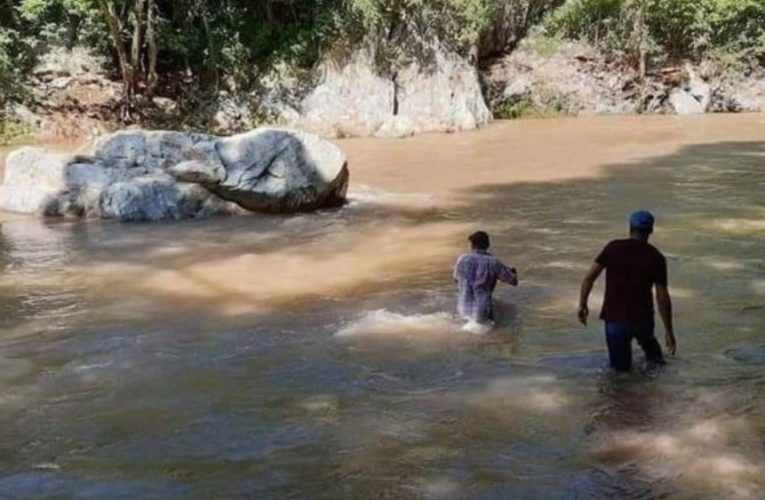 Hallan cuerpo de niña arrastrada con su familia por la corriente de arroyo en Guerrero