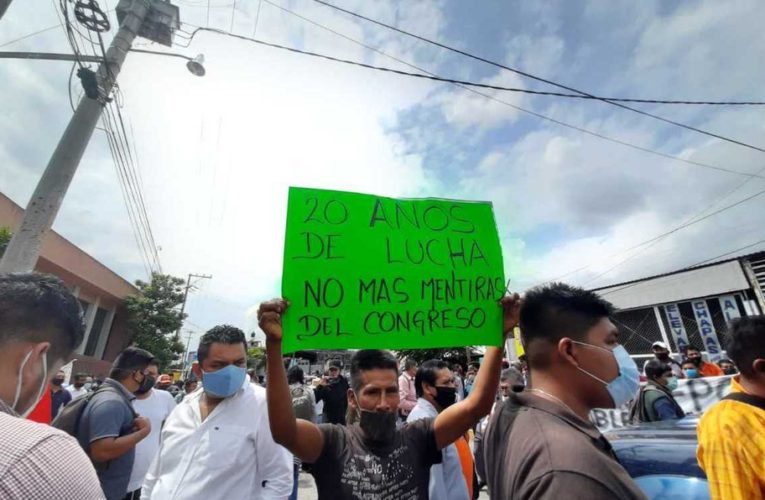 Policías comunitarias se manifiestan en Congreso de Guerrero