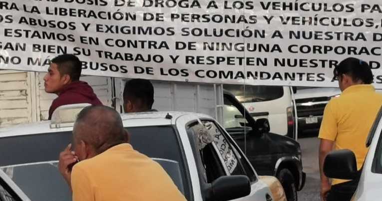 Transportistas denuncian abuso policíaco y bloquean carreteras en Tlapa, Guerrero