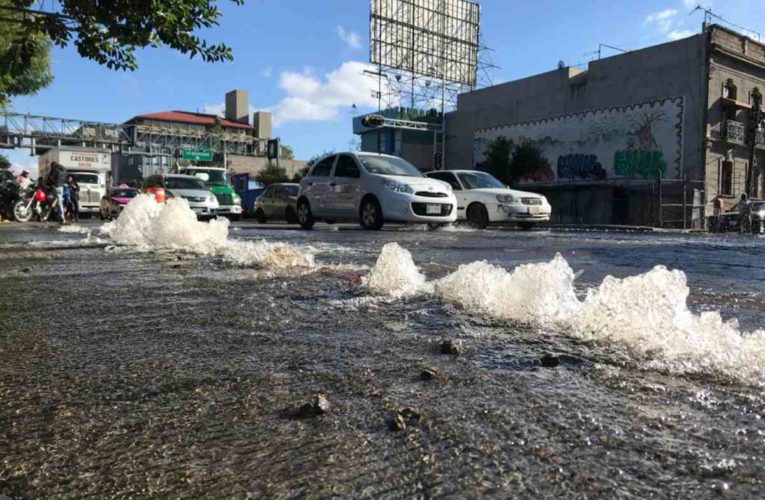 Fuga de agua potable provoca ‘laguna’ en la Guerrero