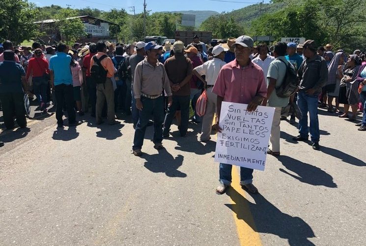 Con bloqueos, indígenas de Guerrero exigen mayor seguridad