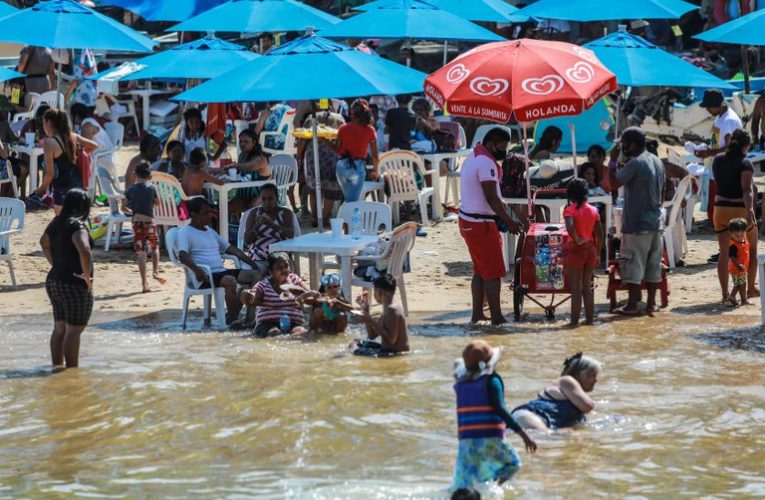 Coronavirus en México: la Basílica está vacía, pero las playas de Guerrero llegaron al máximo de ocupación permitida