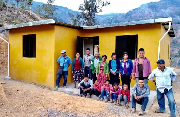 Entregan 403 viviendas a familias de la montaña de Guerrero