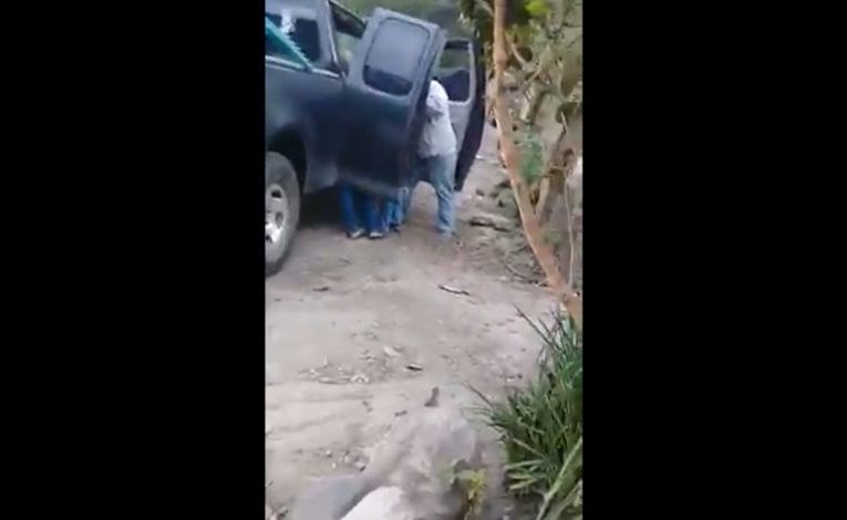 Desgarrador: Niño graba el ‘secuestro’ de su mamá mientras su hermana intenta defenderla (VIDEO)