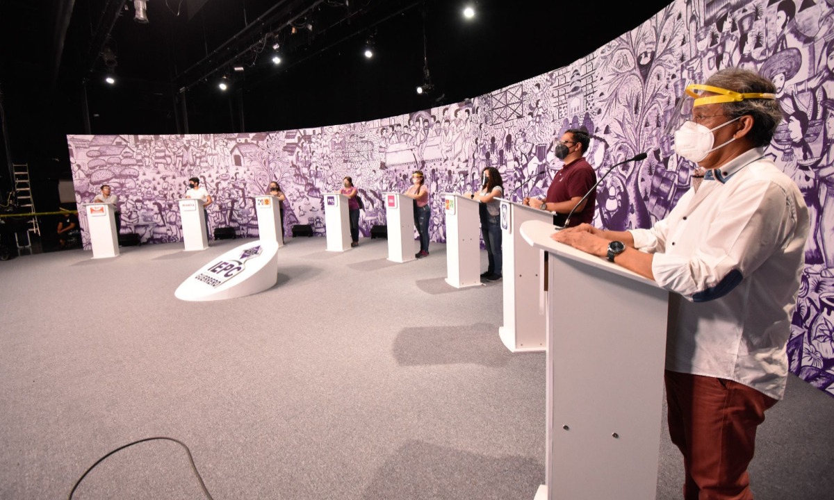 Personal del Instituto Electoral y de Participación Ciudadana GUerrero (IEPGro) se encuentra preparando los detalles de lo que será el primer debate de los candidatos a gobernador en el Auditorio Estatal Sentimientos de la Nación. (Cuartoscuro.com)