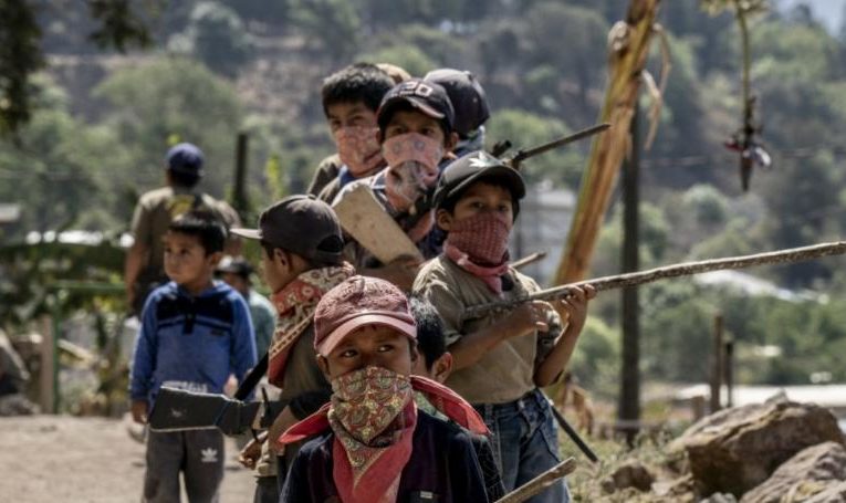 Niños soldados de Guerrero muestran al mundo la cruda realidad de México