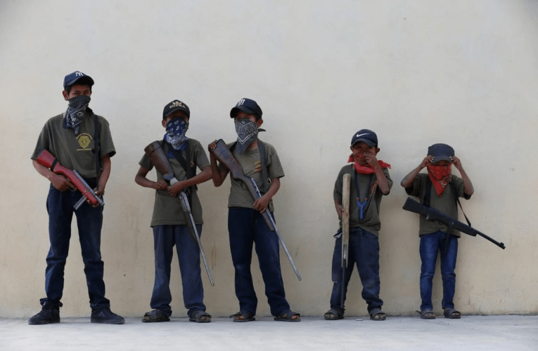 Violencia en México: en el estado de Guerrero los niños entrenan con armas falsas en un dramático pedido de auxilio