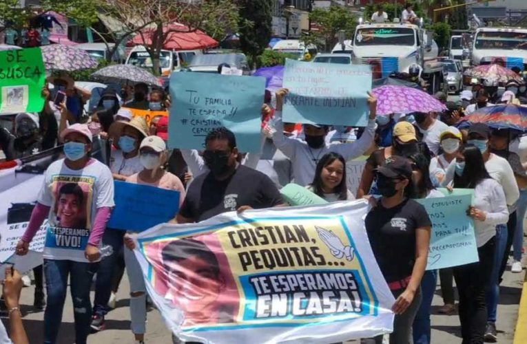 Familiares de joven desaparecido en Guerrero marchan para exigir su aparición con vida