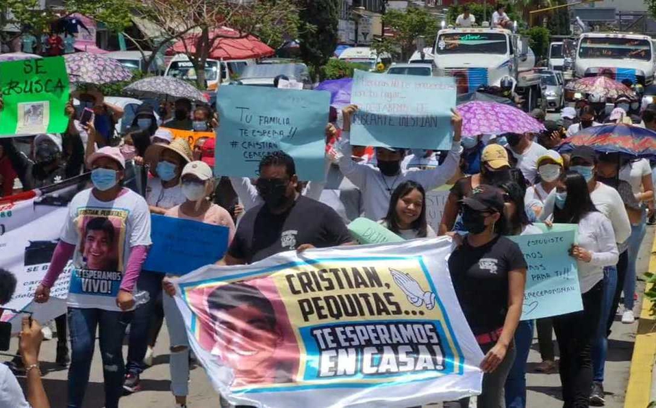 Familiares y amigos marcharon hacia la FGE para exigir su presentación con vida. (Rogelio Agustín Esteban)