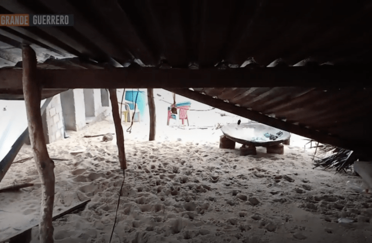 Casas y ramadas bajo la arena por efecto del mar de fondo en Guerrero