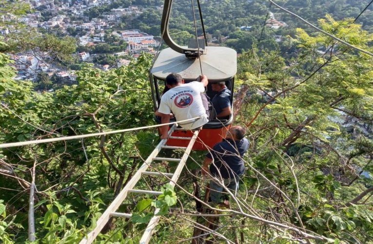 Rescatan a familia que quedó atrapada dentro de un teleférico en Taxco, Guerrero