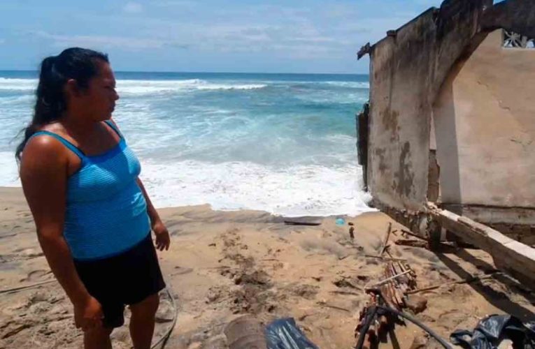 El mar crece y devora decenas de casas en la Costa Chica de Guerrero