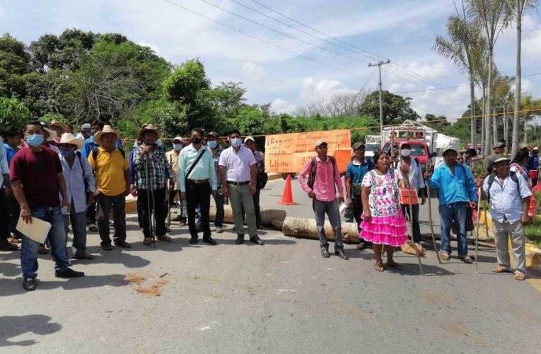 En Guerrero, manifestantes mixtecos bloquean carretera y toman ayuntamiento