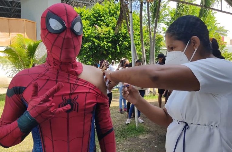 ¿Peter? Disfrazado de Spider-Man, acude a vacunarse contra COVID en Guerrero