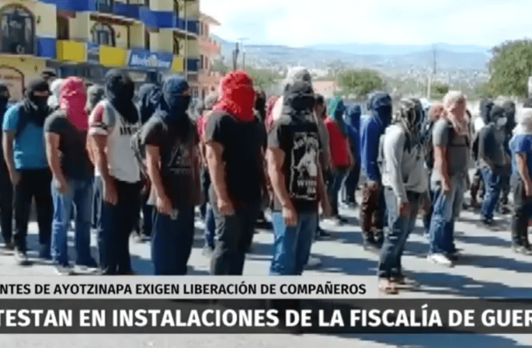 En Guerrero, normalistas protestan para exigir liberación de cinco compañeros