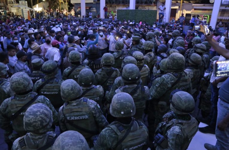 Un poblado de Guerrero retiene a unos 50 militares por horas en señal de protesta ante los supuestos abusos del Ejército en la zona