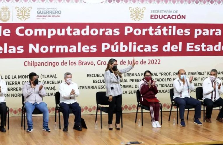 Evelyn Salgado entrega equipos de cómputo a mil 305 estudiantes normalistas de Guerrero