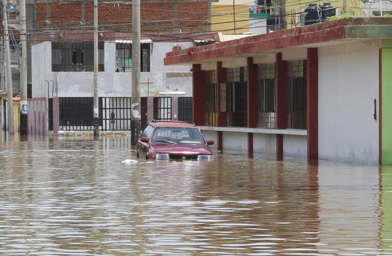 Una inusual lluvia con granizo y viento excesivo, provocó que varias colonias de la ciudad se inundaran