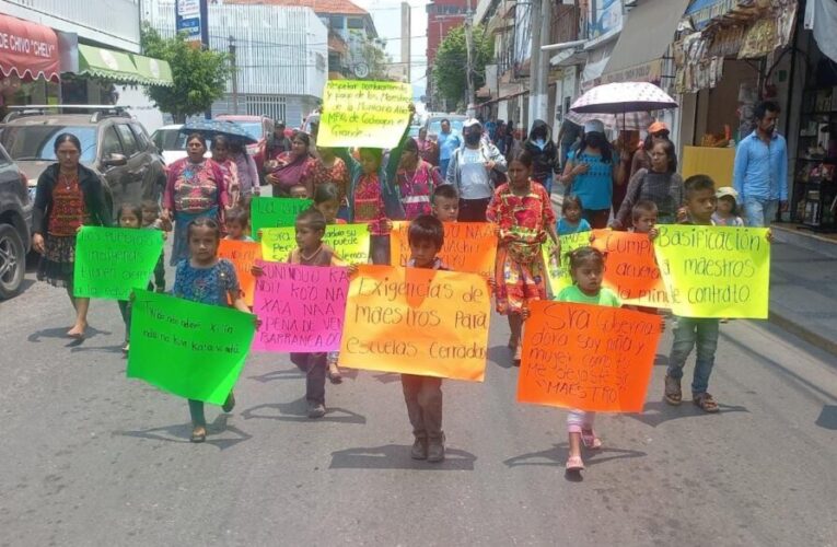 Un grupo de niños originarios de Cochoapa el Grande marcharon del centro al Palacio de Gobierno en la capital de Guerrero