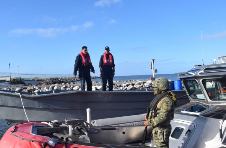 Elementos de la Semar interceptaron una embarcación que transportaba mil 164 kilogramos de cocaína frente a las costas de Guerrero.