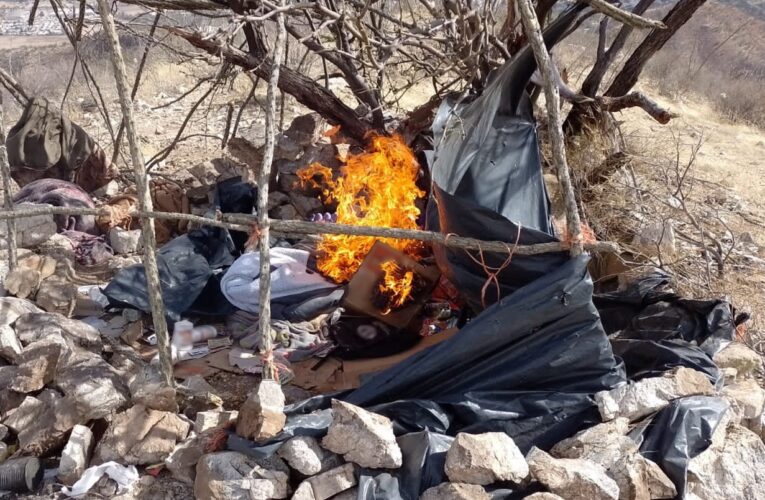 Tras sostener un enfrentamiento elementos del Ejército desmantelaron un campamento aseguramiento con armas, cargadores y equipo táctico en Acahuizotla.