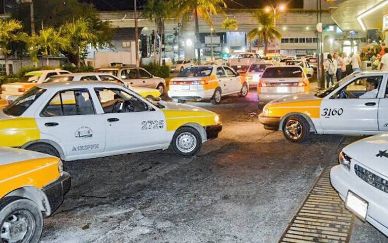 Más de dos mil 800 taxistas piden la condonación del 75 por ciento pagos y servicios.