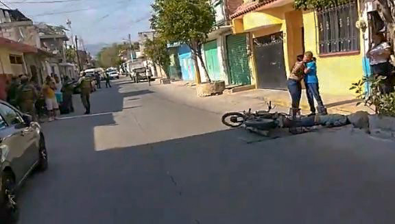 Una pareja que se desplazaba a bordo de una motocicleta fueron atacados a balazos en la calle Caritino Maldonado de la colonia Ruffo Figueroa