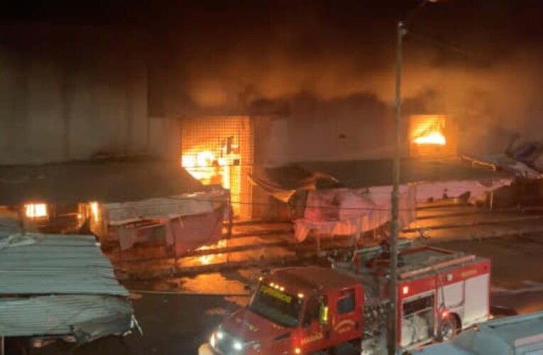 Una cadena de explosiones afectaron a por lo menos 570 espacios comerciales y un área equivalente a 11 mil 300 metros cuadrados