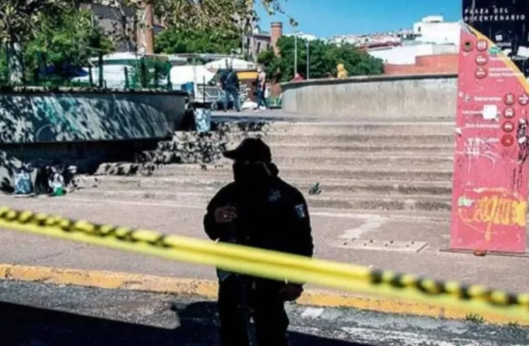 Unas personas armadas entraron a la Secundaria Federal Cuauhtémoc y asesinaron a un maestro en Iguala, Guerrero.