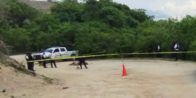 Los cuerpos de cuatro hombres asesinados fueron dejados en un camino de terracería en el poblado Barrio Nuevo de los Muertos, en la zona rural de Acapulco.