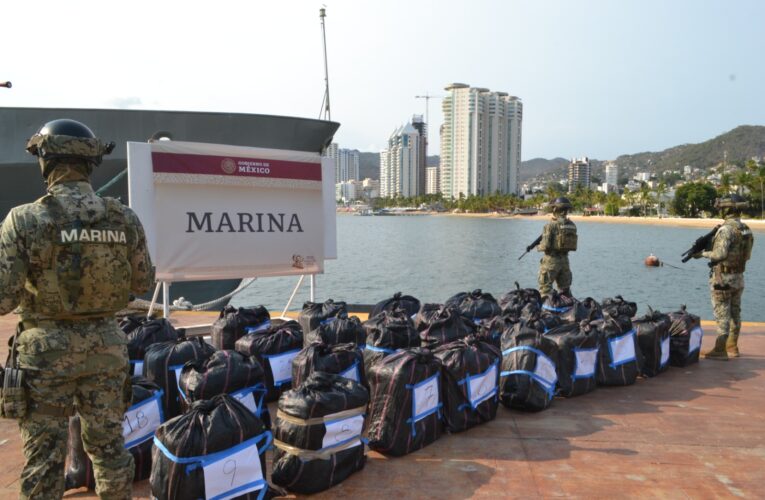 Elementos de la Secretaría de Marina Armada de México aseguraron en alta mar una embarcación cargada con mil 524 kilogramos de cocaína al suroeste de Acapulco