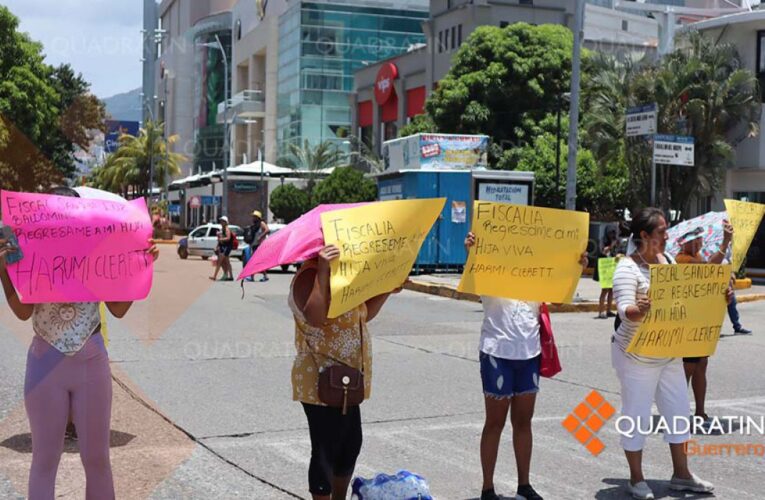 amiliares, amigos y vecinos de la joven Harumi Clerett Montalvo bloquean la avenida Costera en la glorieta de La Diana de este puerto, para exigir su aparición con vida.