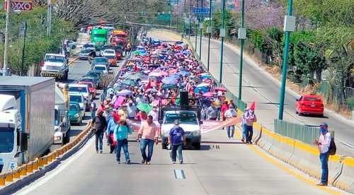 Cientos de jubilados y pensionados del SNTE, bloquearon los accesos al palacio de gobierno en Chilpancingo para exigir solución a sus demandas.