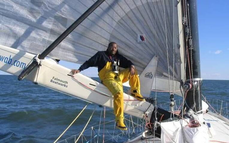 Un marinero afrodescendiente, originario de Baltimore, Estados Unidos, se encuentra extraviado en aguas del litoral pacífico mexicano