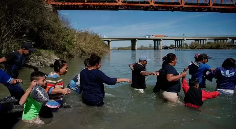 Reciente intensificación de las medidas del gobernador republicano Greg Abbott para reforzar la seguridad en la frontera con México.