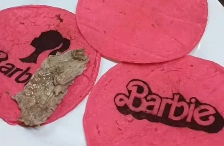 Tortillas rosas entintadas con betabel que ya se venden en el municipio y que están inspiradas en la famosa muñeca de la marca Mattel.