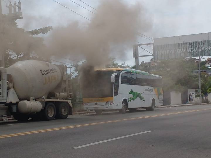 Camión en carretera atrapado en carretera por bloqueo de transportistas