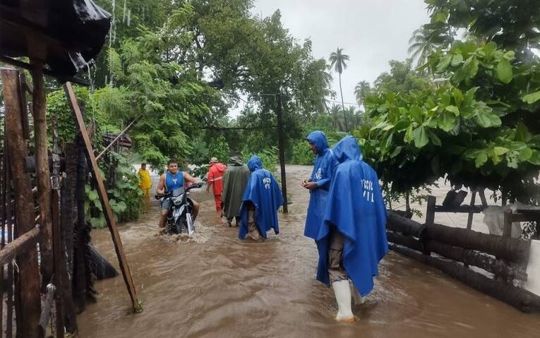 Varias familias son evacuadas de sus hogares, debido a las fuertes lluvias en Atoyac