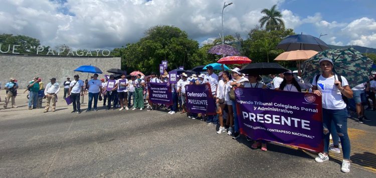 Se realiza marcha masiva del Poder Judicial en Guerrero debido a los fideicomisos