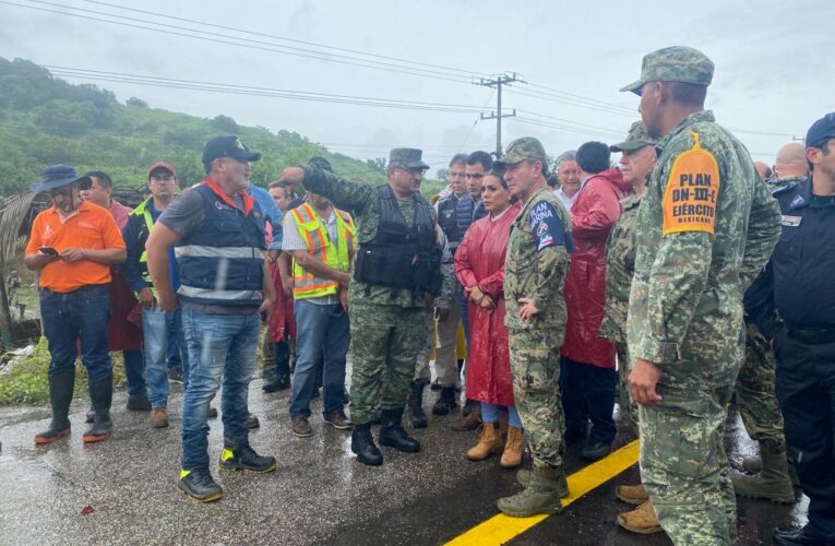 Titulares de la Marina revisan personalmente los daños causados por Max