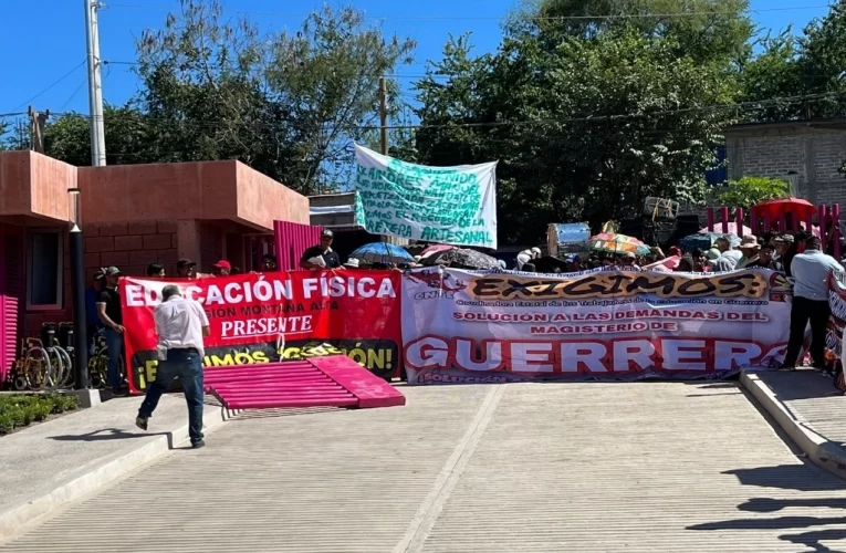 Cientos de maestros rompen cerco de seguridad de evento para exigir reanudación del diálogo con AMLO