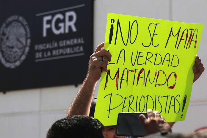 Reporteros se manifiestan para exigir justicia para sus compañeros reporteros y la ola de violencia reciente hacia los periodistas